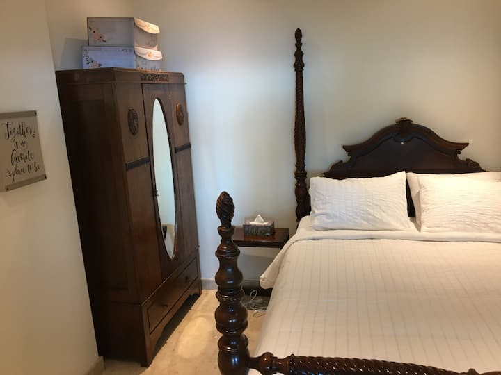 3 habitaciones, cama tamaño queen y armario.