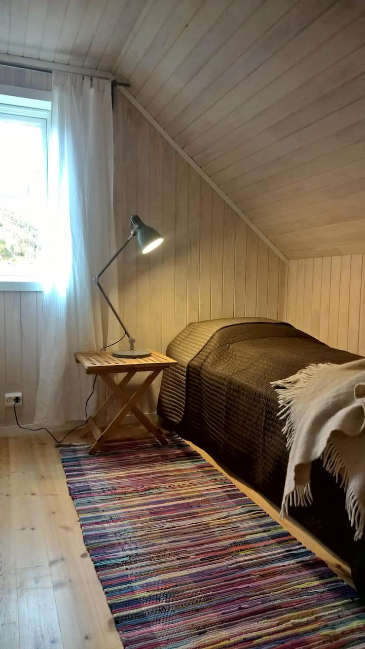 Spavaća soba s krevetom za jednu osobu.