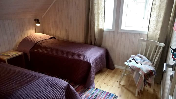 Spavaća soba s dva odvojena kreveta koji se lako mogu namjestiti na bračni krevet. 