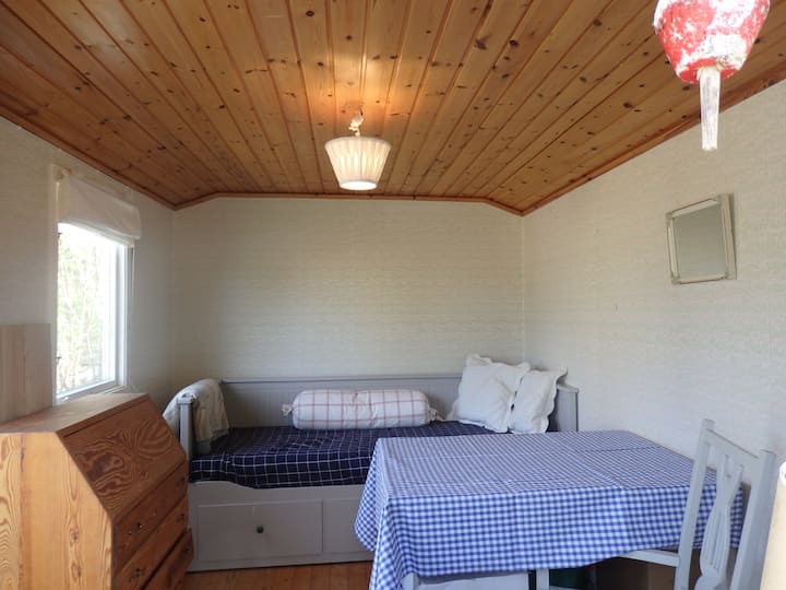 Gæstehus. Dobbeltseng 160 cm eller enkelt 80 cm.
