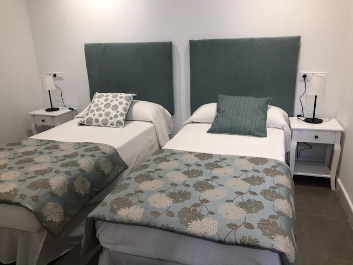 Dormitorio con dos camas