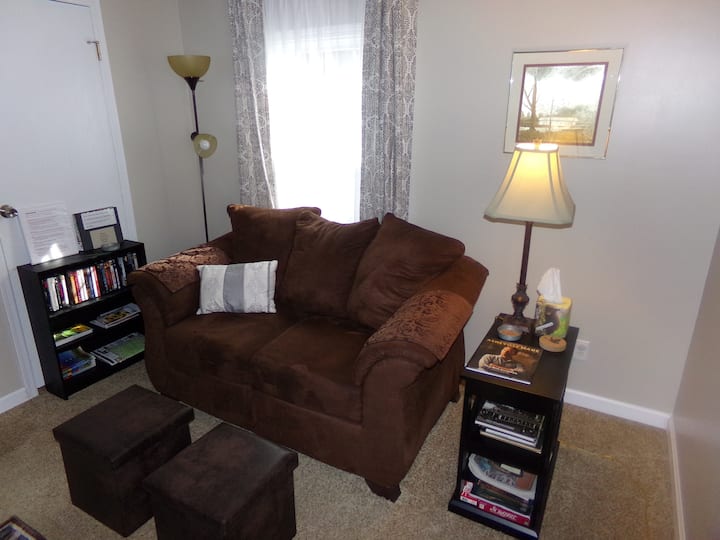 เติมพลังกายและใจหลังจากเที่ยวชมสถานที่หรือเดินป่ามาทั้งวันตู้หนังสือมีดีวีดีคลาสสิกแผนที่เดินป่าภูเขาท้องถิ่น Xpress คู่มือที่พักพร้อมรหัสผ่าน Wi-Fi และหนังสือประวัติศาสตร์เกี่ยวกับแอชวิลล์