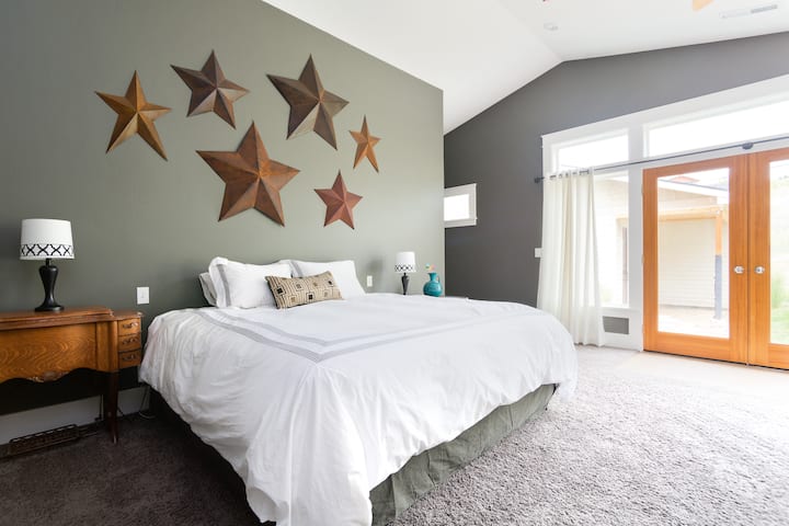 النوم تحت النجوم في هذا الجناح الرئيسي الذي تبلغ مساحته 600 قدم مربع. يشمل حمامًا داخليًا وخزانة ملابس كبيرة. سرير بحجم كينغ مع لحاف موسمي، ولحافات أخف يتم توفيرها خلال أشهر الصيف الحارة).