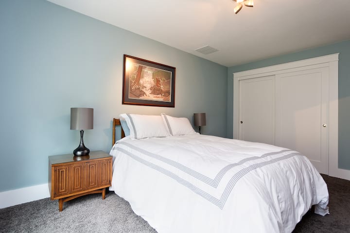 غرفة نوم ثانية بسرير مريح للغاية بحجم كوين وطاولات ليلية وخزانة ملابس. اللحاف السفلي على السرير خلال أشهر الشتاء ولحاف خلال أشهر الصيف الحارة.