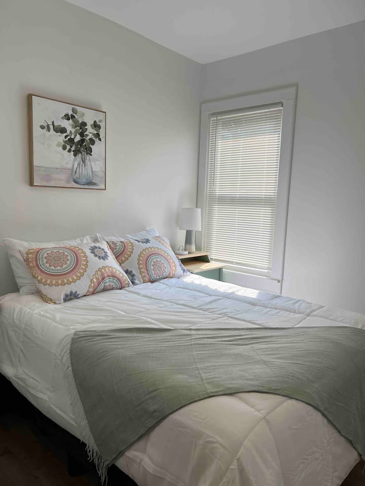 标准双人床卧室设有大衣柜和两个床头柜，每张都配有阅读灯和USB充电器。