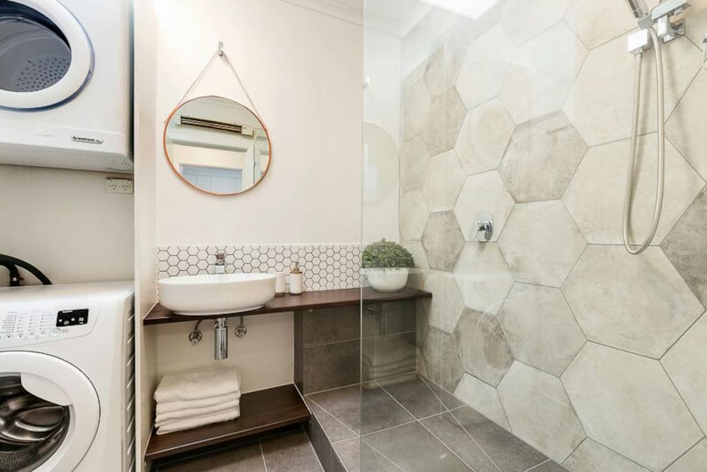 Modern bathroom / laundry with washing machine