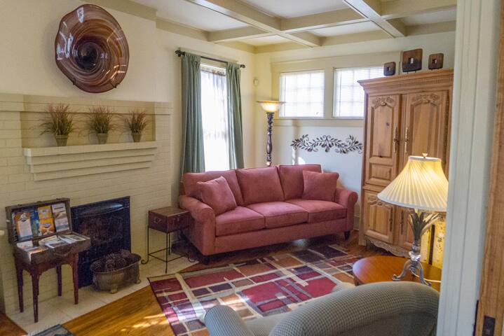 Charming Private Cottage in the Heart of Downtown! gallery image 4