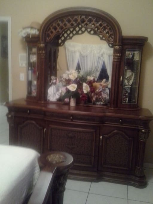 Dresser