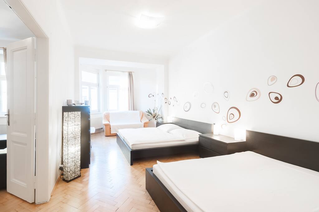 Bigger bedroom with 1 King size and 1 Queen size bed