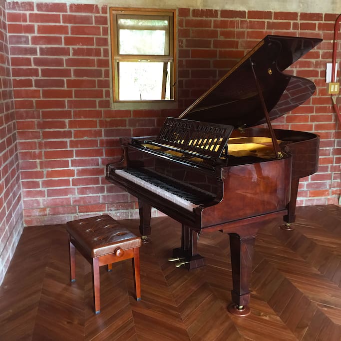 You can play the grand piano! ドイツ製のアンティークグランドピアノがあります
