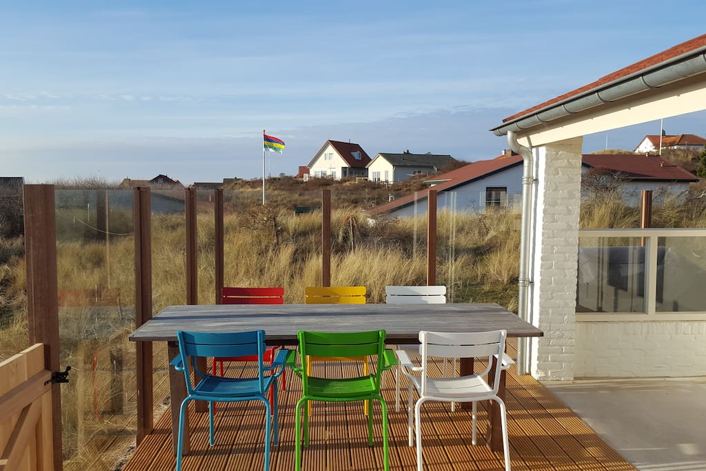 houten tafel met zes stoelen