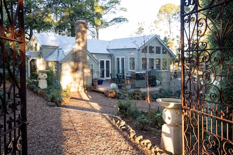 Dacha on Daylesford Lake. Houses 8