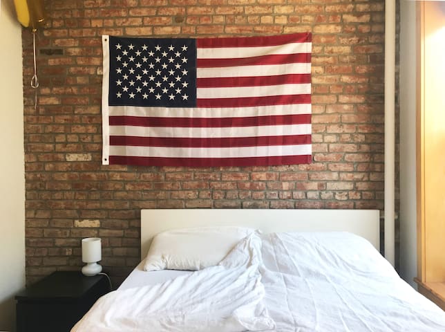 Sunny bedroom in Chinatown !