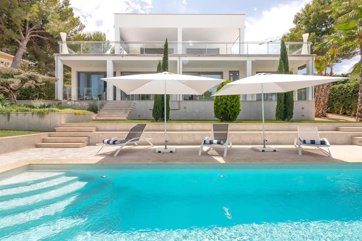 Modern exclusive Villa with Pool and Mountain View