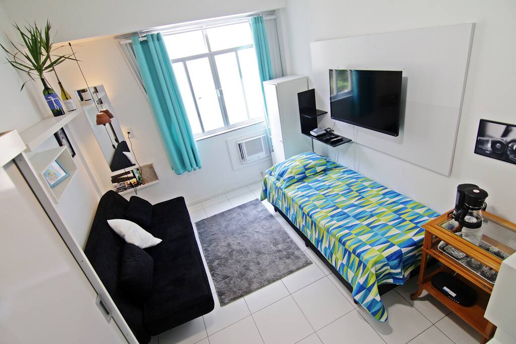 Lindo quarto com ar condicionado, cama de solteiro, confortável sofa cama de casal, TV LCD e internet sem fio.
