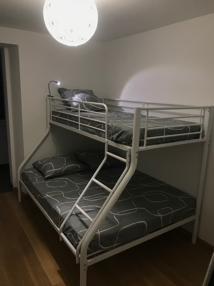 Dormitorio independiente con baño privado.
140x190
90x190
