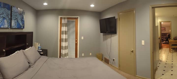 Amazon Firestick TV, עם גישה למרפסת פרטית הפונה מערבה כדי ליהנות משקיעות בערבי הקיץ.