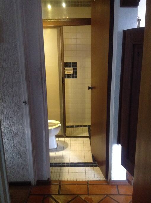 Baño compartido, amplio e higiénico, para otorgar excelente comodidad .