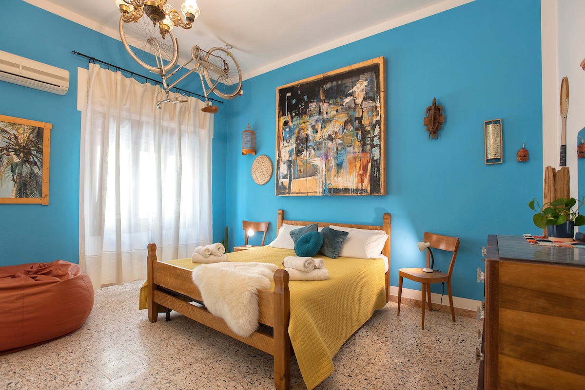 Habitación privada con aire acondicionado en el balcón, baño privado, wifi y TV.