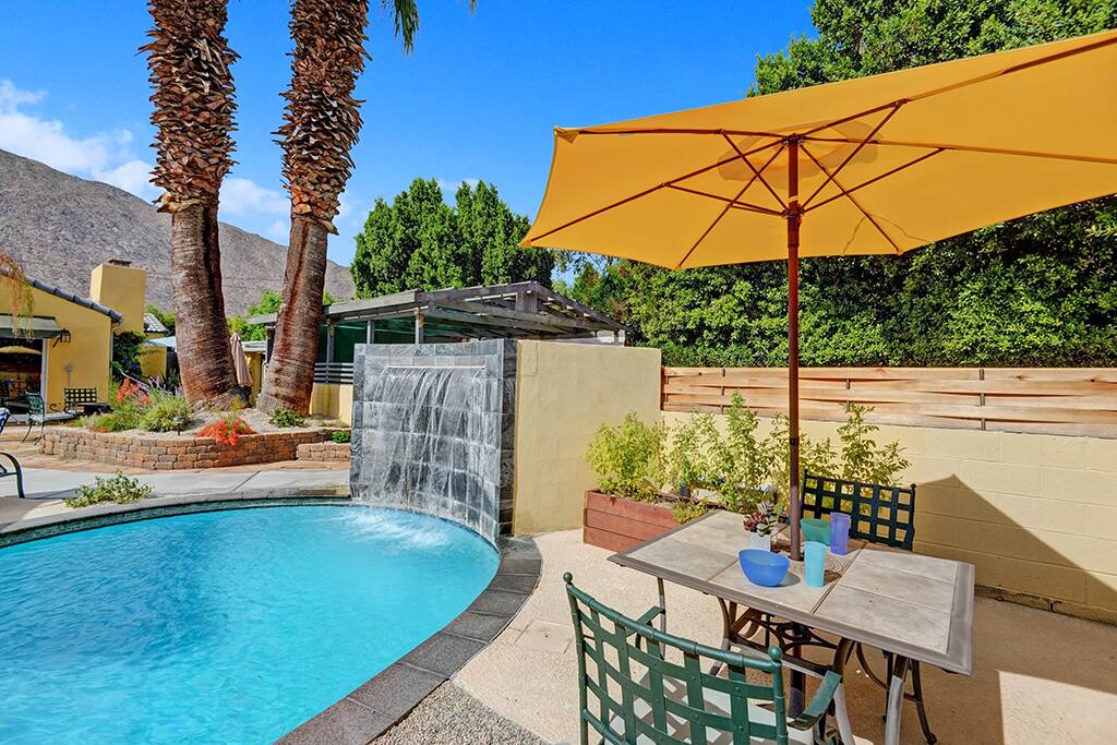 PATIO IN DAY TIME - PALO FIERRO POOL HOUSE - PALM SPRINGS VACATION RENTAL POOL HOME