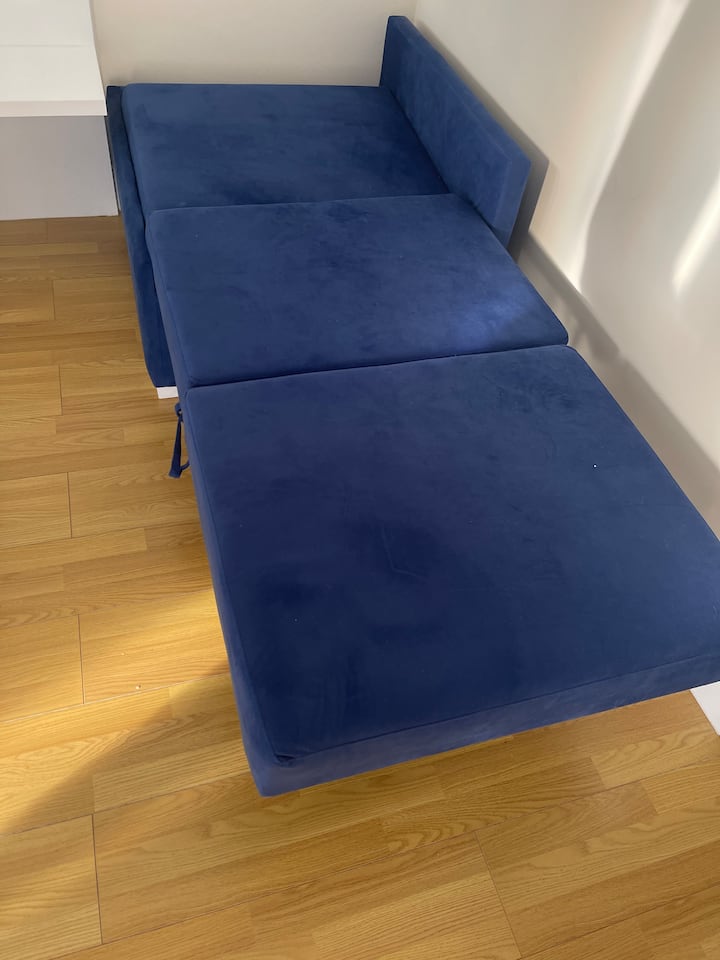 Una silla plegable, lugar para dormir completo.