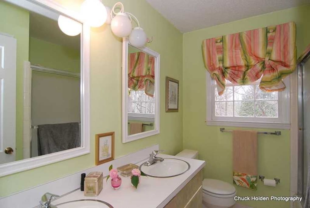 Upstairs Full Bathroom