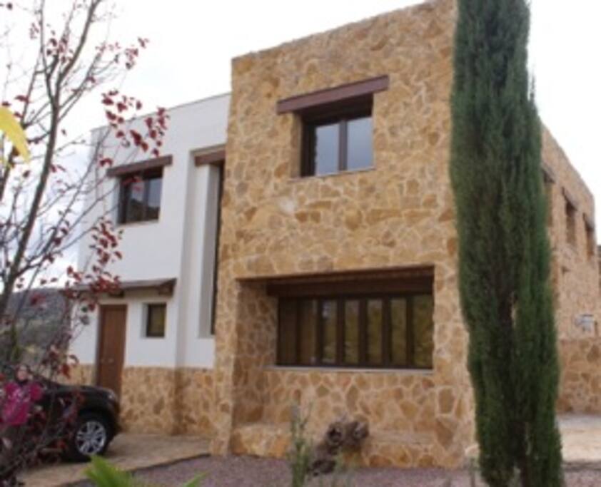 fachada de entrada de la casa con parking para 2 coches