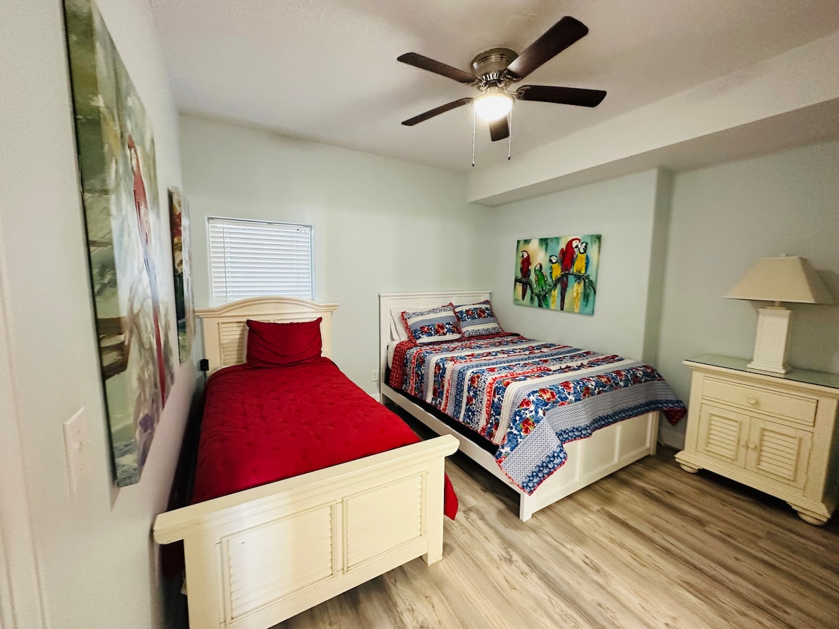 Трета спална соба со брачен кревет и брачен кревет 