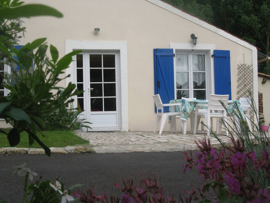 le gîte et sa terrasse