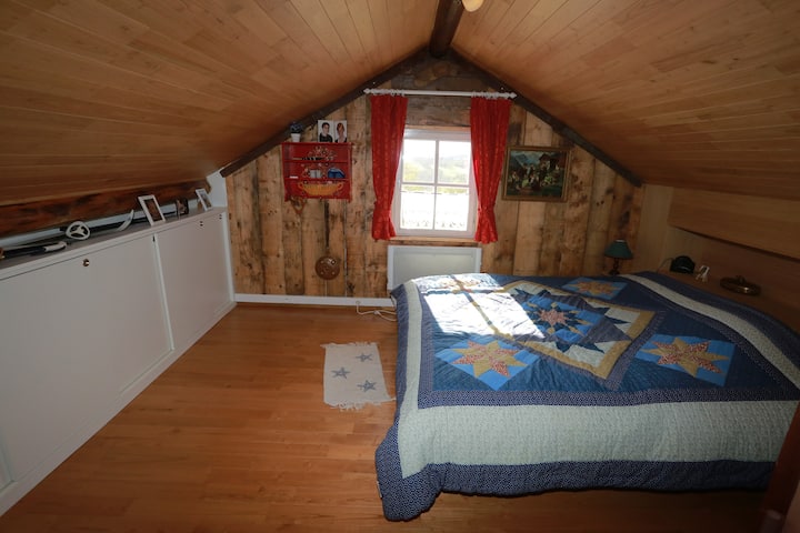 La espaciosa habitación abuhardillada y sus numerosos espacios de almacenamiento, parte de los cuales se reserva para usted. Observe los listones de acabado de los paneles: ¡mis antiguos esquís!