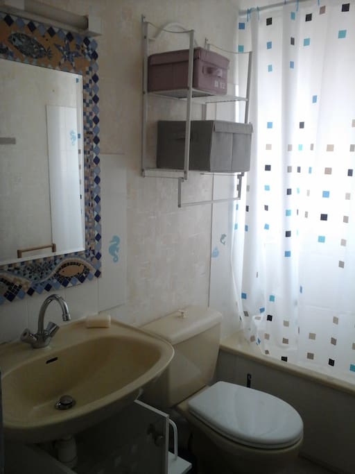 Salle de bain avec toilette