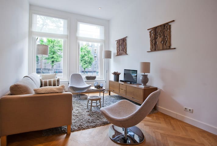 Canal view apartment in Centre 