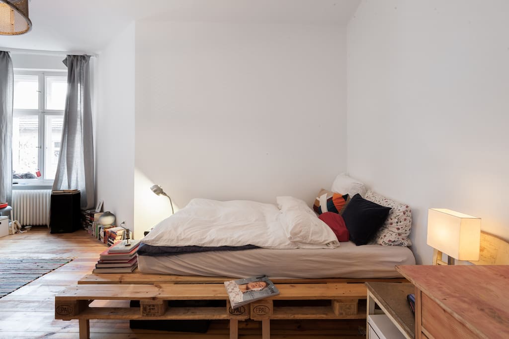 A huge and super cozy bed with 2 blankes and pillows