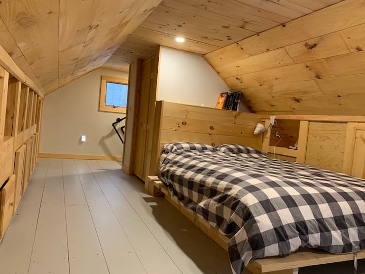 ห้องนอนสไตล์ลอฟท์พร้อมเตียงควีนไซส์