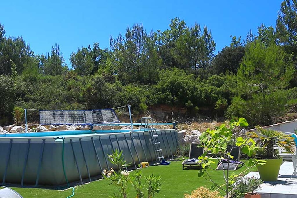 Piscine hors-sol de 10m X 5m, 1,20m profondeur, se trouvant face à la maison du propriétaire