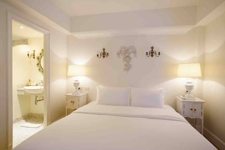 卧室/Dhomë gjumi dyshe e rregulluar në katin e dytë