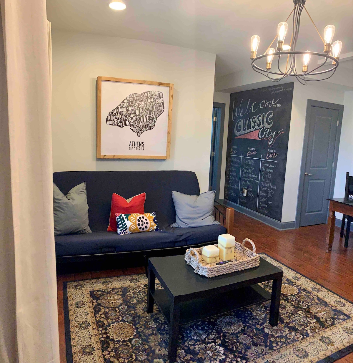 La sala de estar cuenta con un sofá cama tamaño queen.