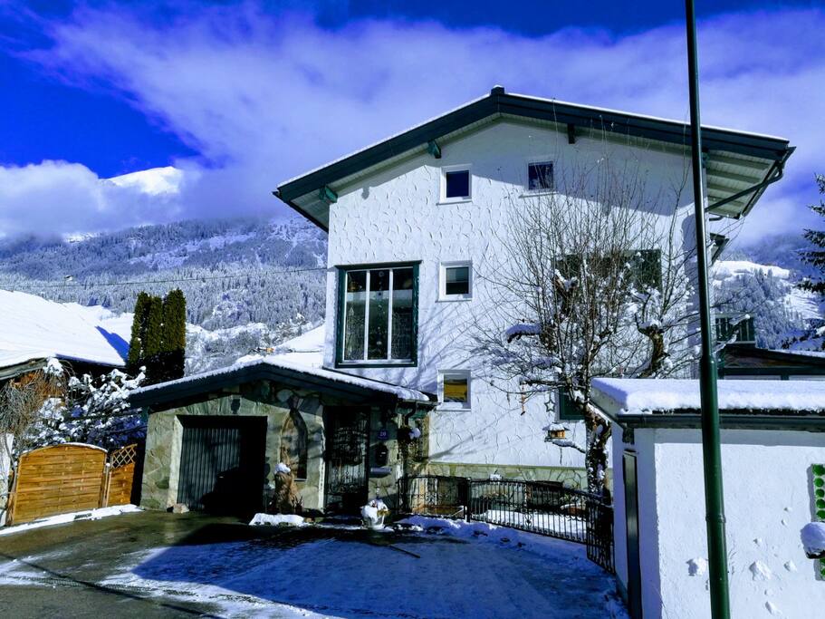Hausvorderseite mit Parkplatz