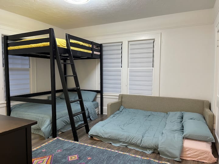 3号卧室大房子
上下铺2张全尺寸双层床
全尺寸沙发床