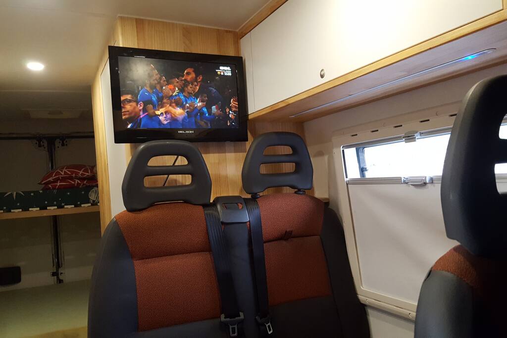 La tele es de 32 pulgadas.