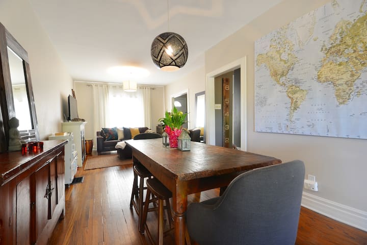 Upper Beach House Overlooking Park with Parking