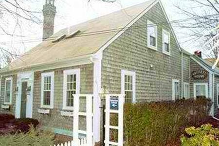 moffett house inn - center of ptown