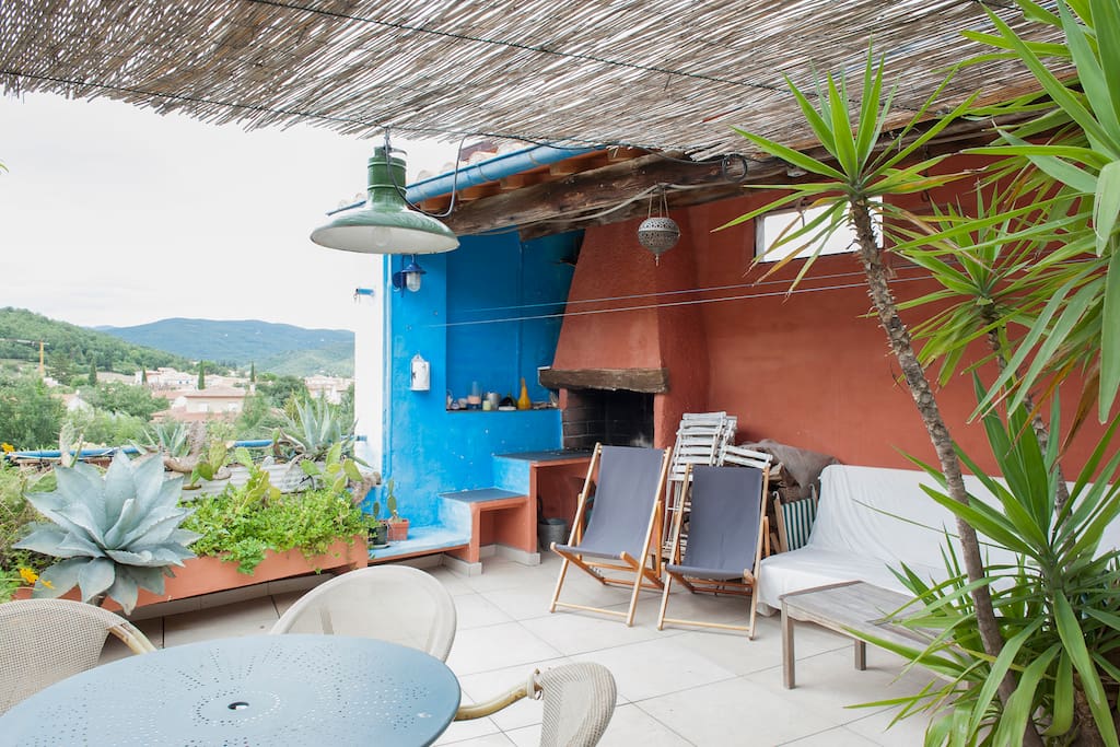 Terrasse avec barbecue et mobilier de jardin