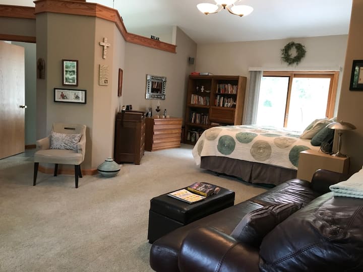 Suite principal con vistas a la terraza y al patio trasero.