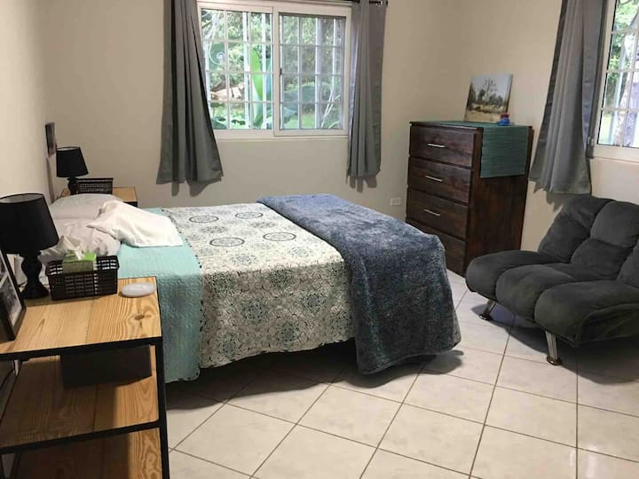 חדר השינה המשני הגדול. בחדר הזה יש שידה גדולה, ארון ושני חלונות שנפתחים לצלילי הנחל. 