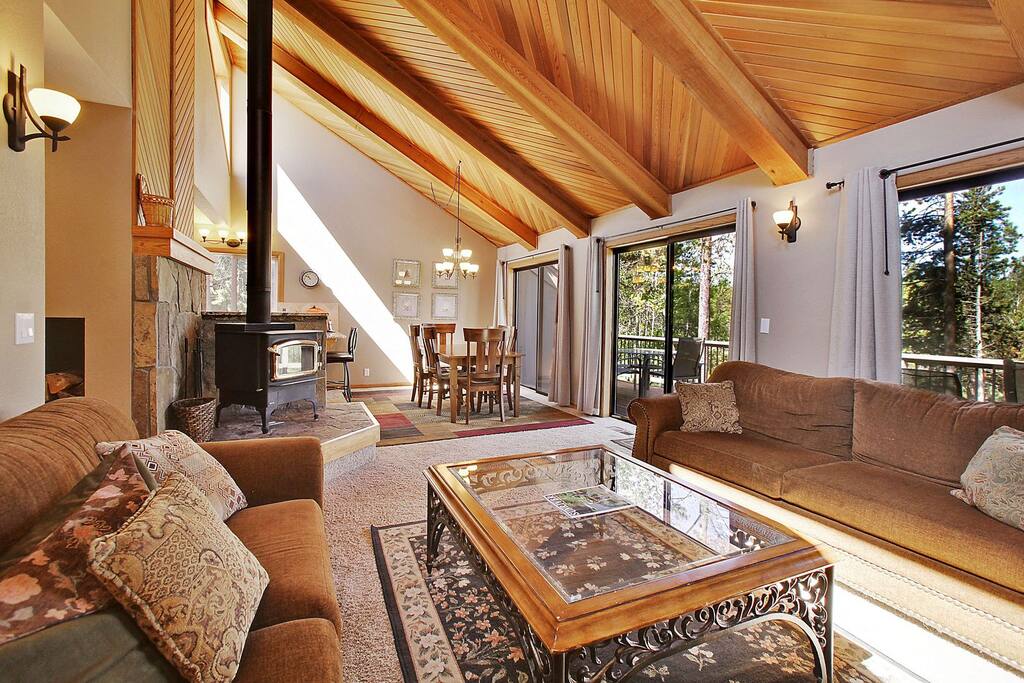 Couch,Furniture,Bench,Window,Indoors