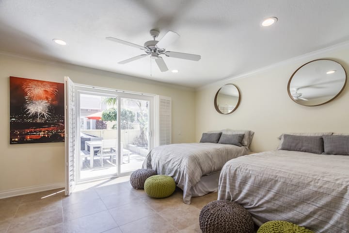 นอนในห้องสวีทห้องนอนใหญ่พร้อมประตูกระจกบานเลื่อนไปยังลานที่มีรั้วรอบขอบชิดเตาผิง  เตียงควีนไซส์หนึ่งเตียงและเตียงควีนไซส์หนึ่งเตียง Trundle นอนได้ 4 คนพร้อม Master Spa เหมือนห้องน้ำ       
