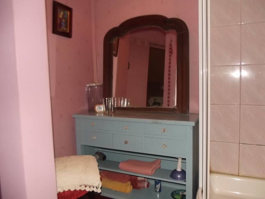 Separates Badezimmer mit Dusche und WC