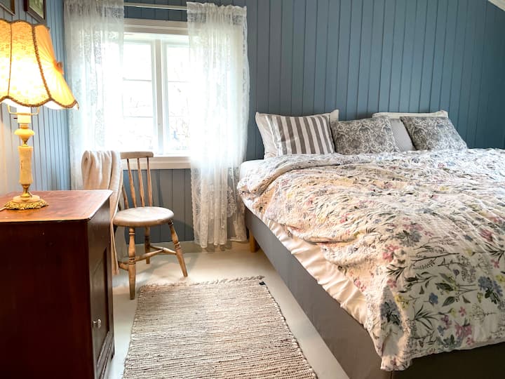 Hovedsoverommet. Her er det en 150cm bred kontinentalseng. Utsikt mot både sjø og gårdstun!