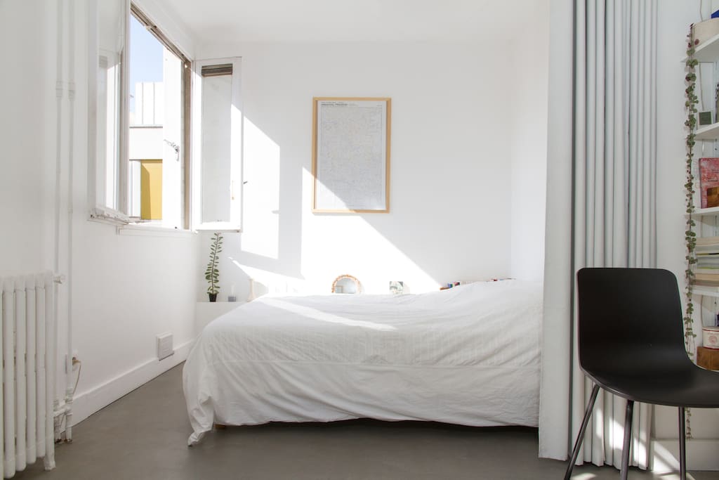 La chambre, ouverte ou fermée avec un rideau
